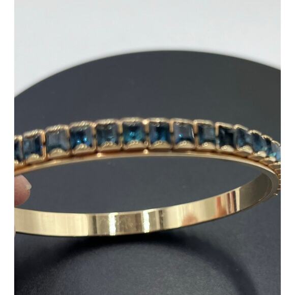 Swarovski Vintage 1980's Blue Crystal Unsigned Bangle Gold tone Bracelet - Picture 3 of 7